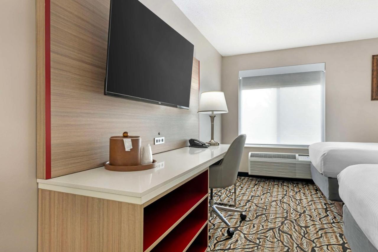 Triple Room with Three Double Beds at Best Western Plus Albert Lea I-90/I-35 Hotel