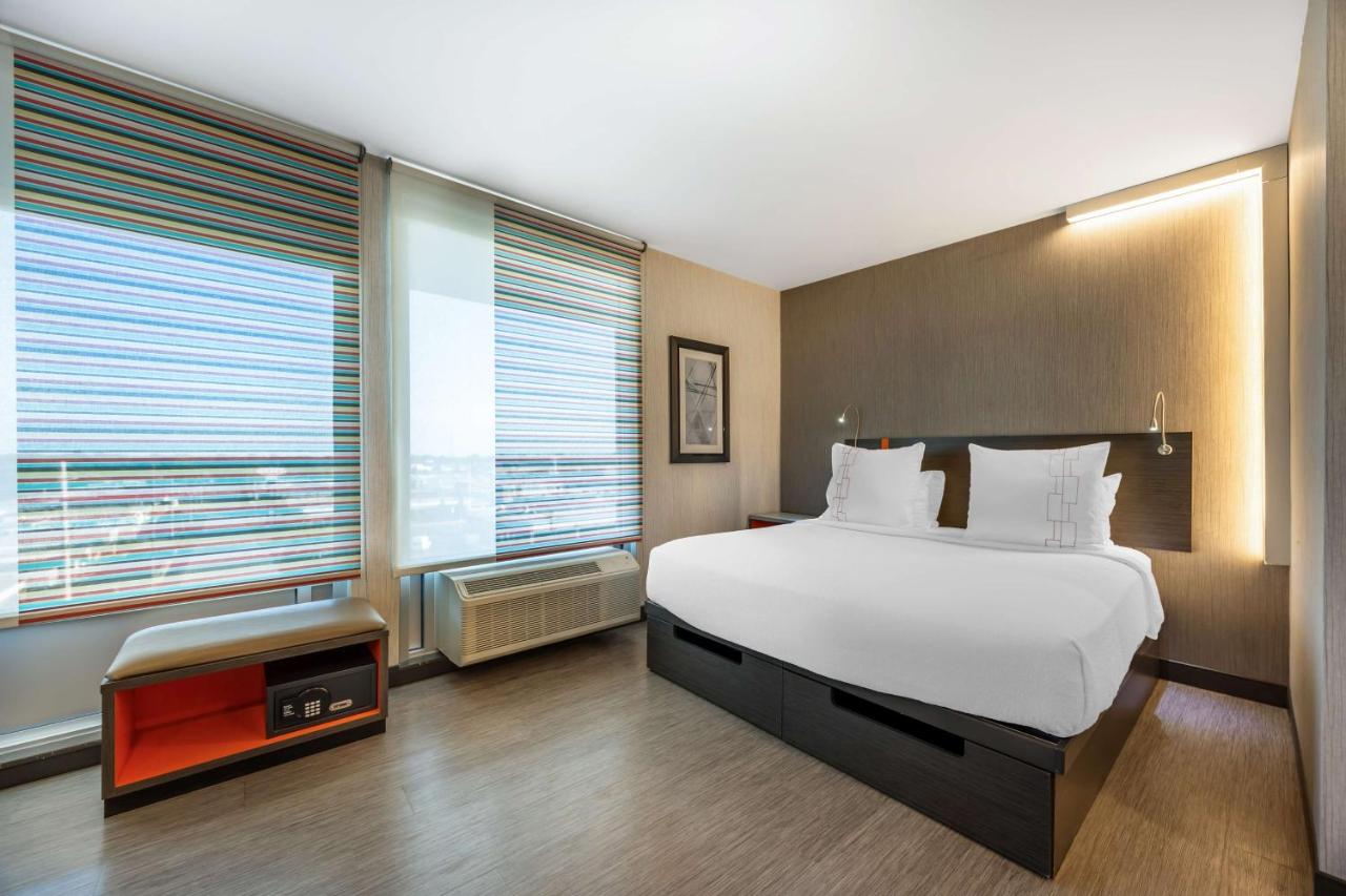 King Room with Balcony at Vīb Best Western Springfield