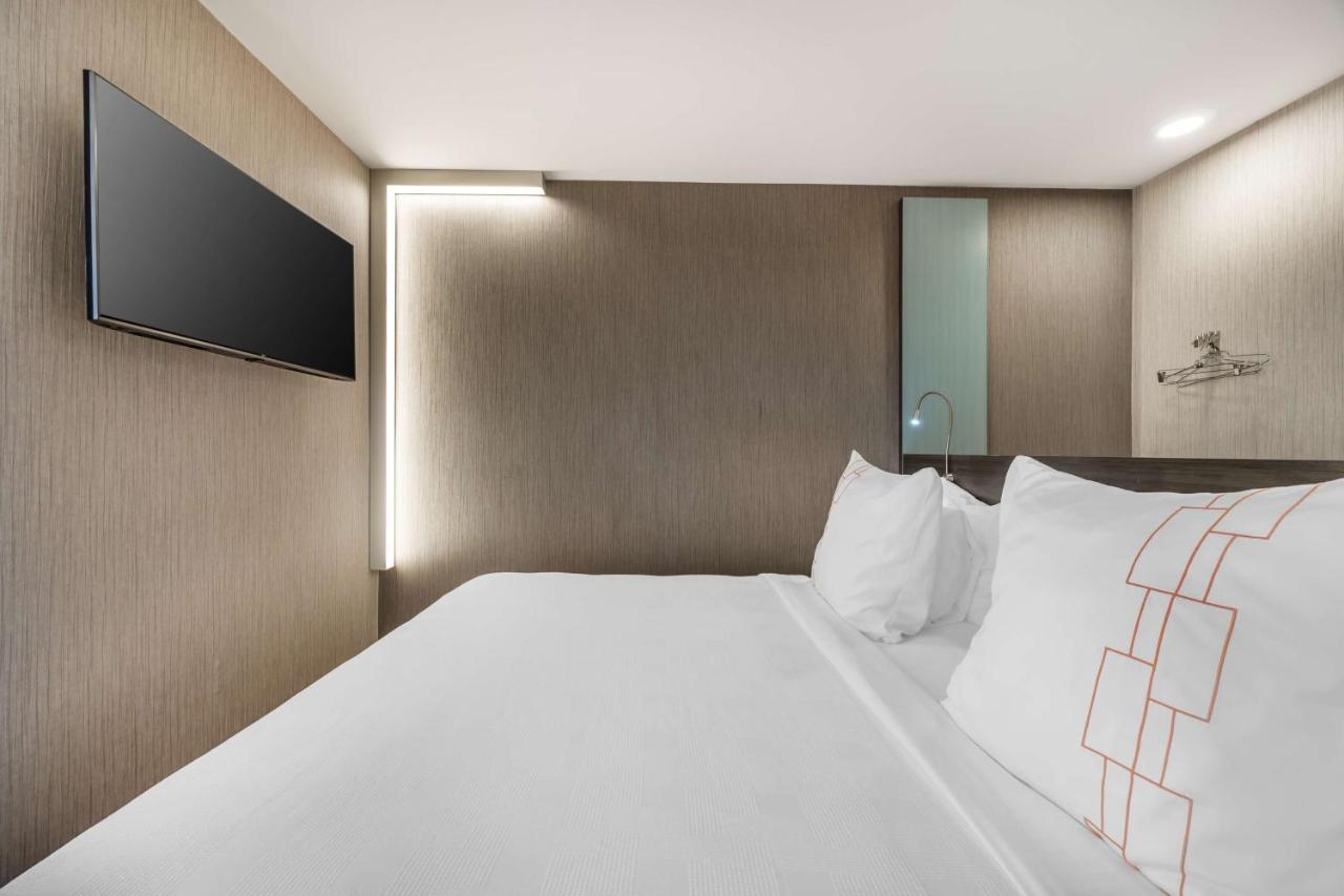 Signature King Room with Roll-In Shower at Vīb Best Western Springfield