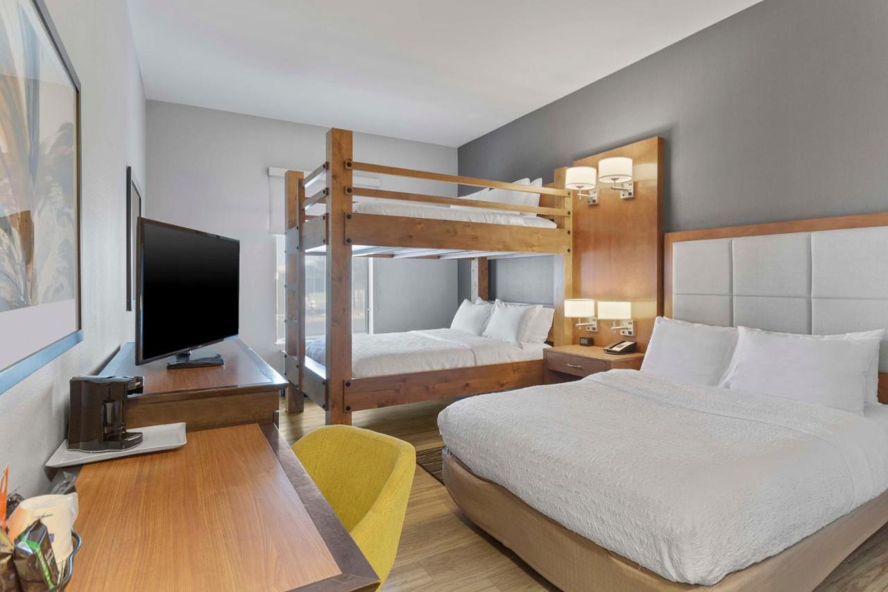 One Queen And One Queen Bunk Bed Non-Smoking at Hampton Inn And Suites By Hilton Columbus Scioto Downs