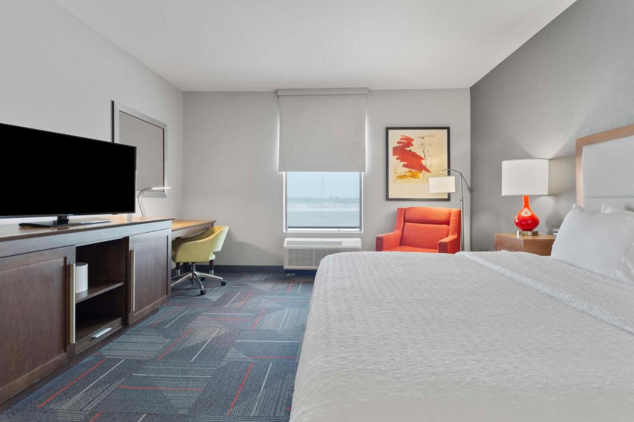 King Room with Bath Tub - Mobility Access - Non-Smoking at Hampton Inn And Suites By Hilton Columbus Scioto Downs