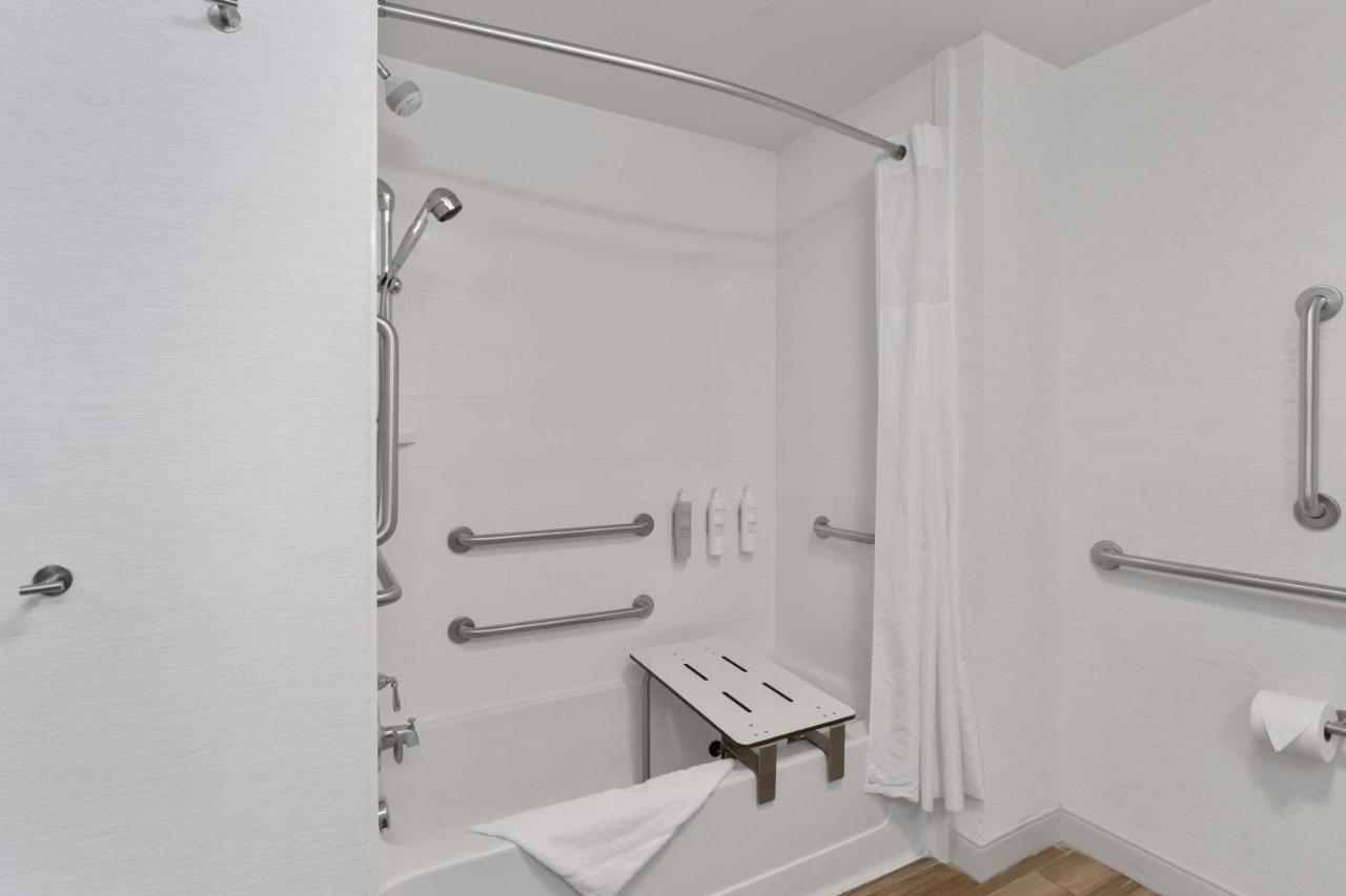 King Room with Bath Tub - Mobility Access - Non-Smoking at Hampton Inn And Suites By Hilton Columbus Scioto Downs