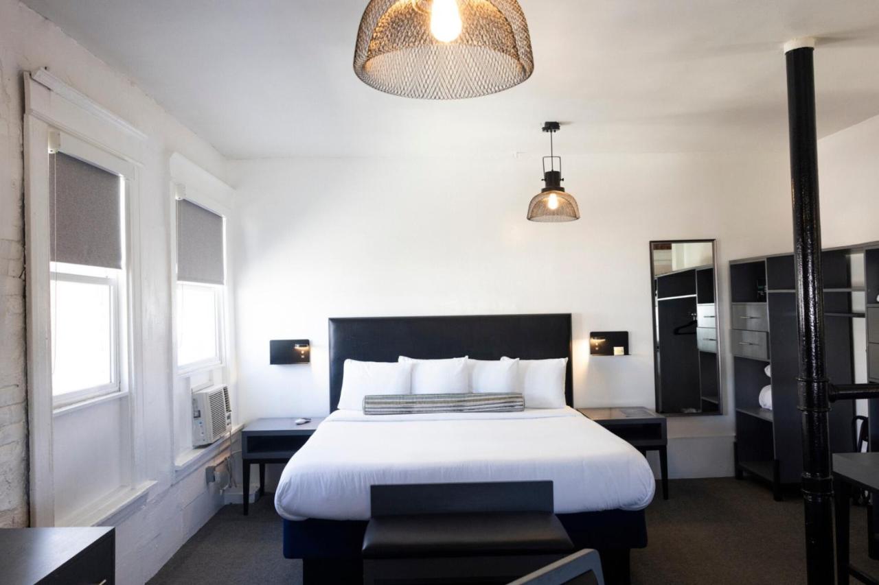 King Suite with Shared Bath at AMERICAN HOTEL LOS ANGELES
