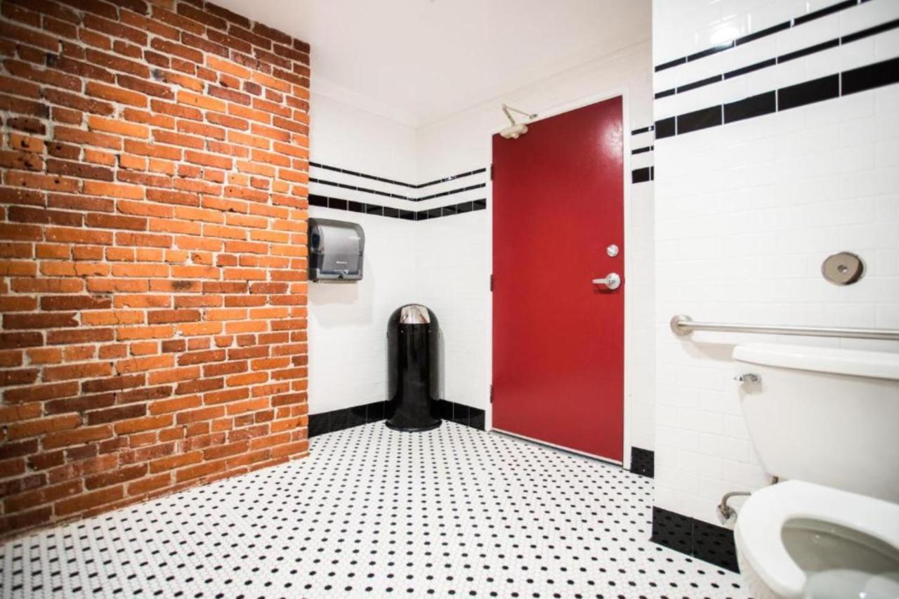 Family Room with Shared Bathroom at AMERICAN HOTEL LOS ANGELES