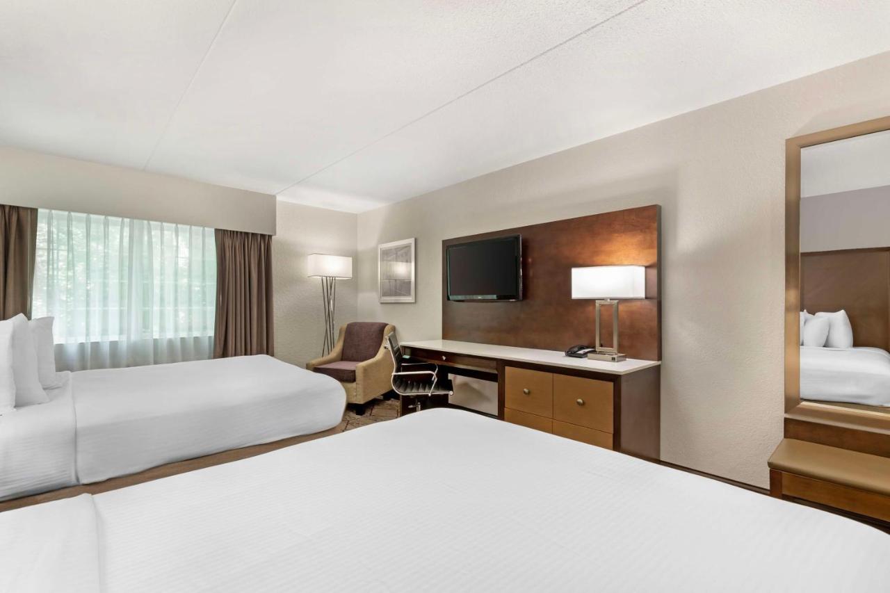 Queen Room with Two Queen Beds with Pool View - Non smoking at Best Western Plus Longbranch Hotel & Convention Center