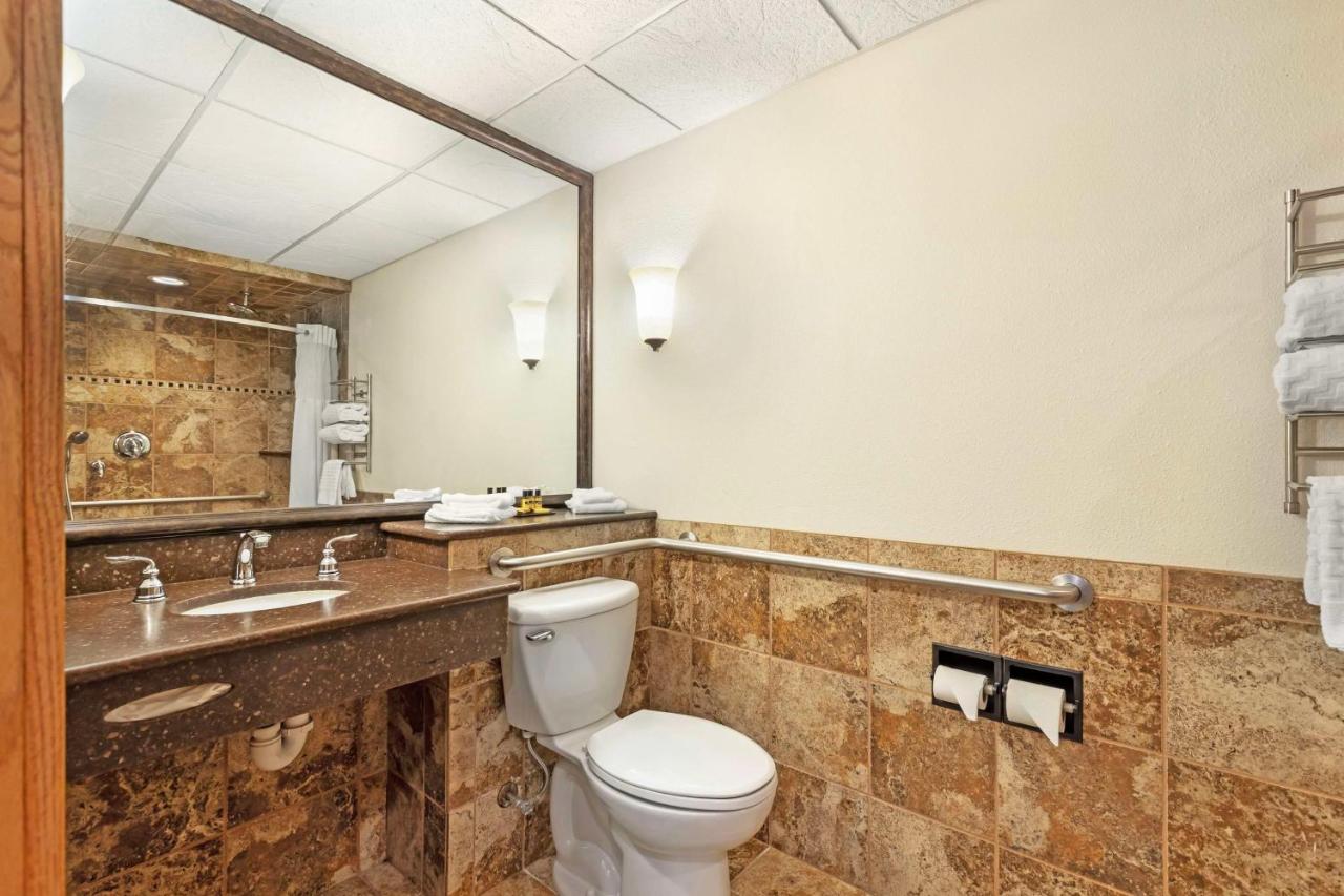Queen Room with Roll-in Shower - Disability Access - Non smoking at Best Western Plus Longbranch Hotel & Convention Center