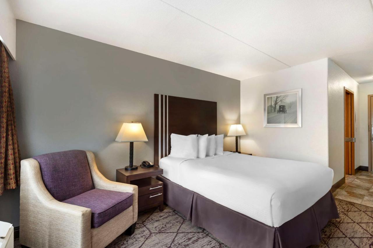 Queen Room with Roll-in Shower - Disability Access - Non smoking at Best Western Plus Longbranch Hotel & Convention Center