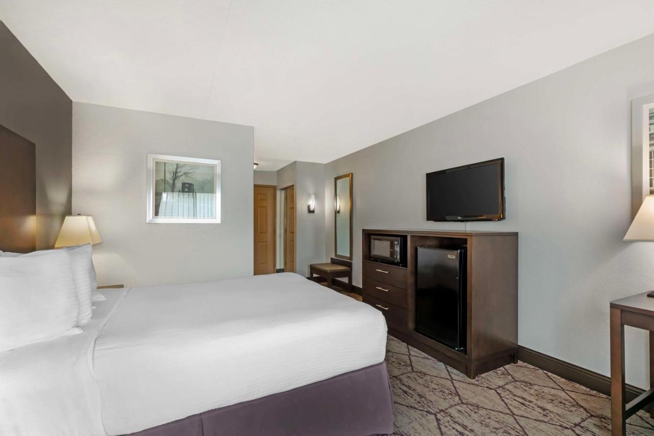 Queen Room with Roll-in Shower - Disability Access - Non smoking at Best Western Plus Longbranch Hotel & Convention Center
