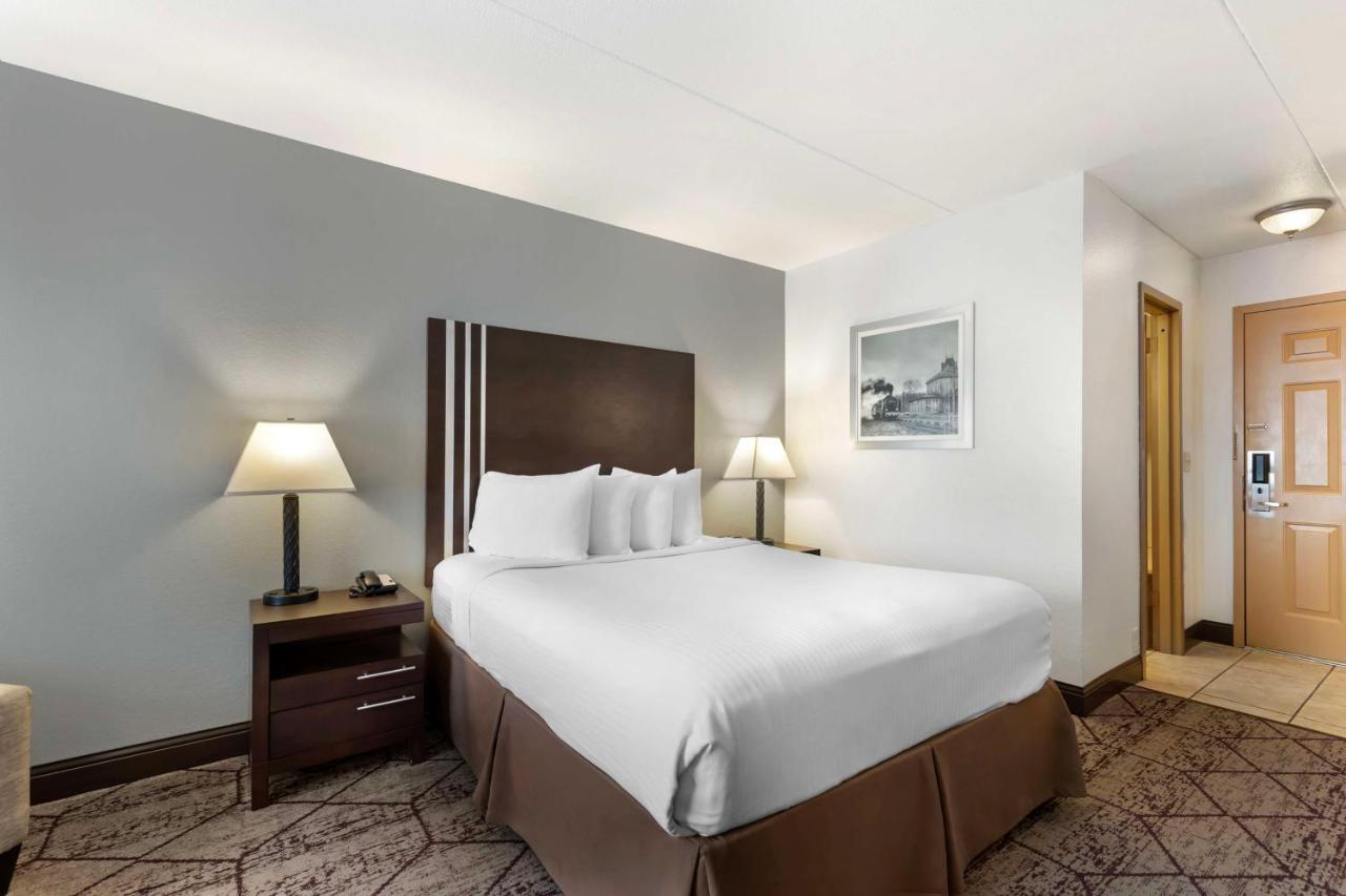 Queen Room - Non Smoking at Best Western Plus Longbranch Hotel & Convention Center
