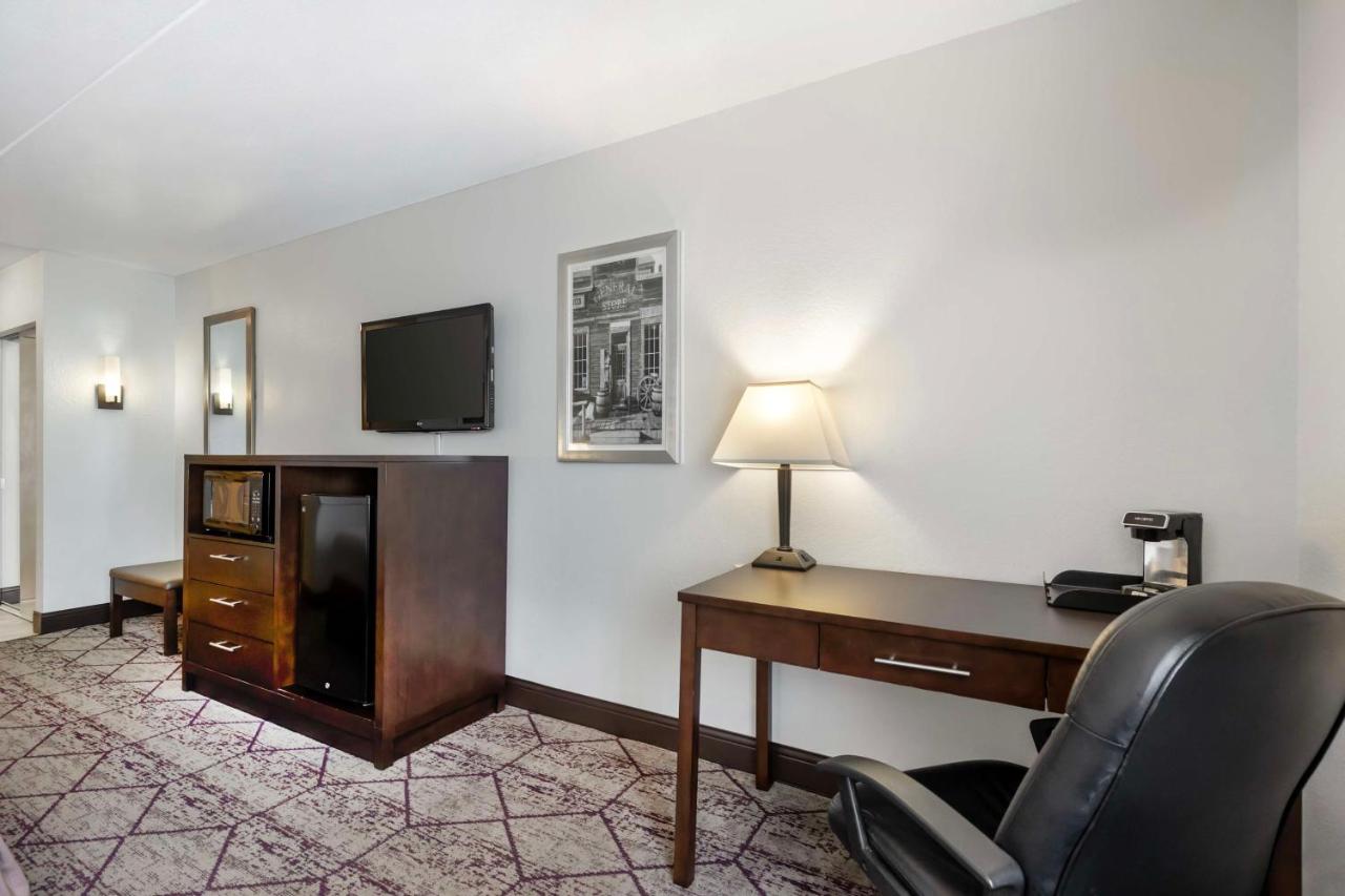 King Room - Non Smoking at Best Western Plus Longbranch Hotel & Convention Center