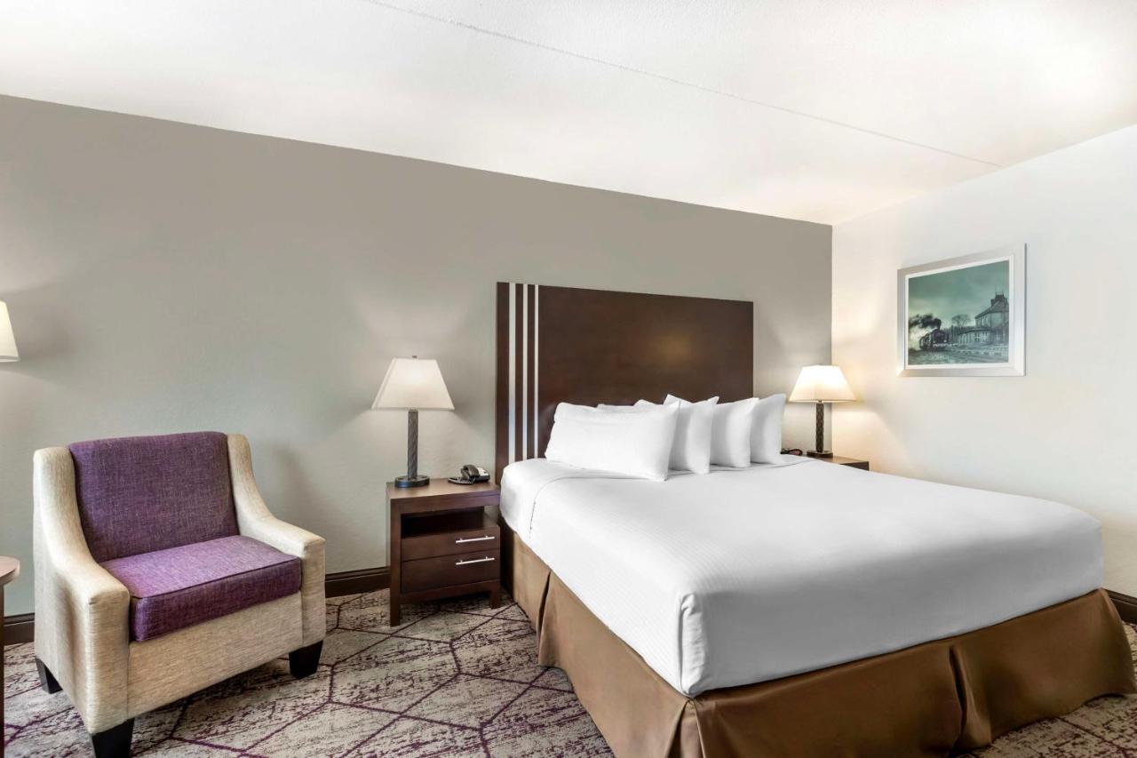 King Room - Non Smoking at Best Western Plus Longbranch Hotel & Convention Center