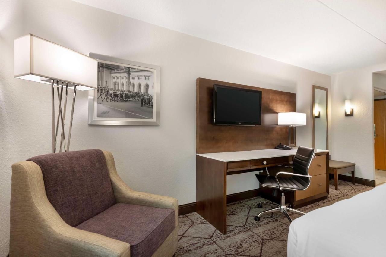 Queen Room with Pool View - Non smoking at Best Western Plus Longbranch Hotel & Convention Center