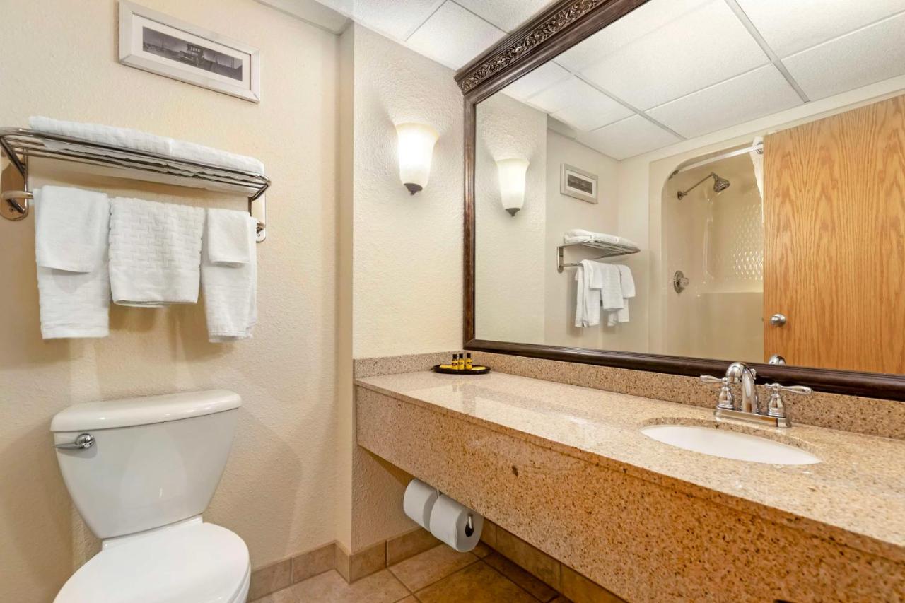 Queen Room with Pool View - Non smoking at Best Western Plus Longbranch Hotel & Convention Center