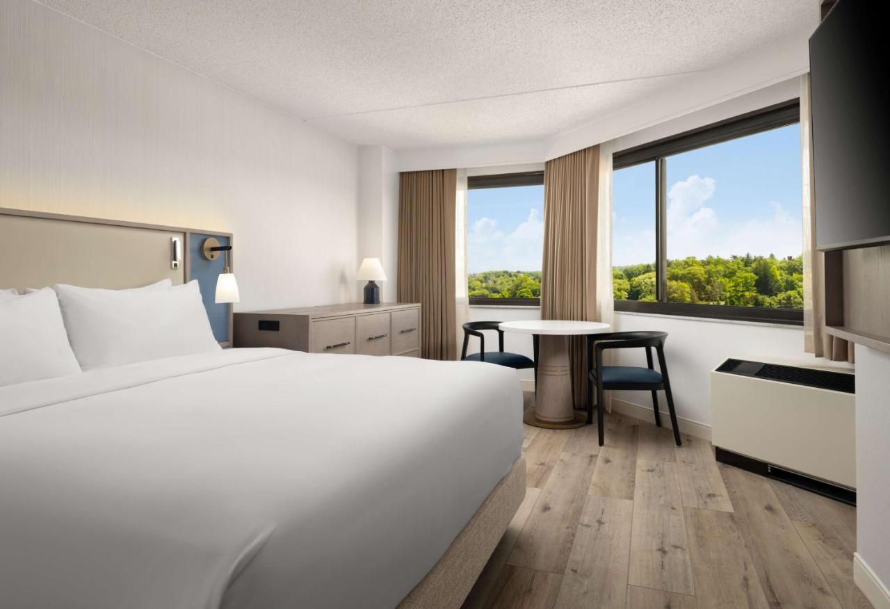 Mobility Accessible - Deluxe Queen with Tub at Sonesta White Plains Downtown