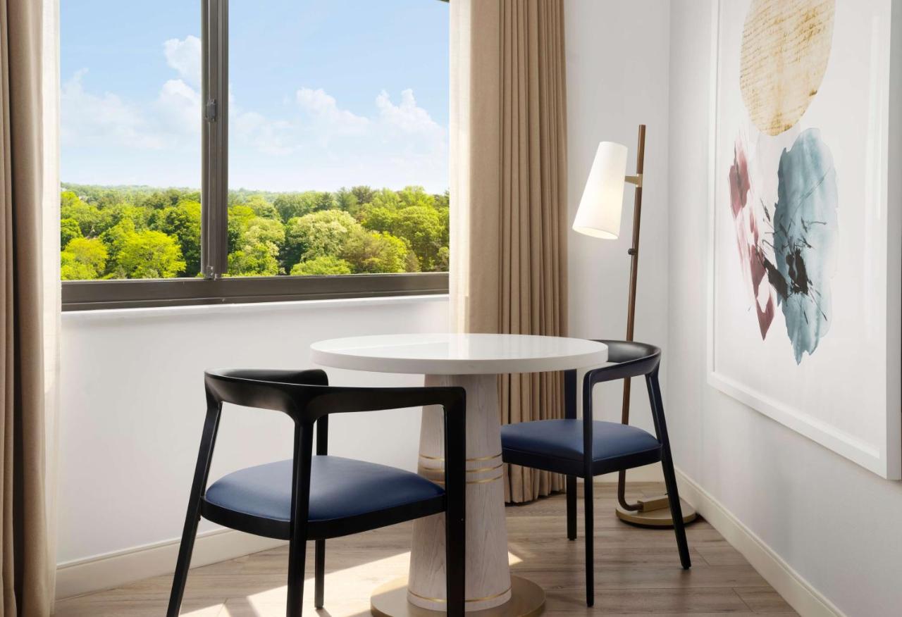 Corner King Room at Sonesta White Plains Downtown