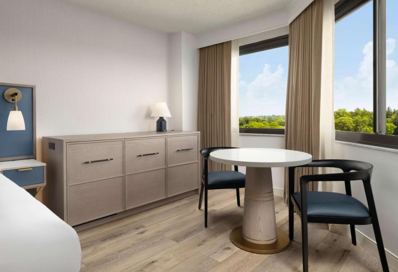 Mobility Accessible - Deluxe Queen with Tub at Sonesta White Plains Downtown