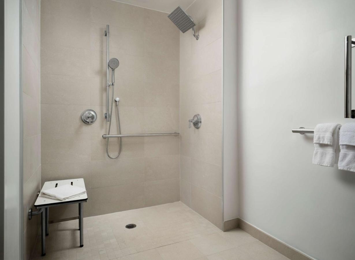 Mobility Accessible - Deluxe Queen with Tub at Sonesta White Plains Downtown