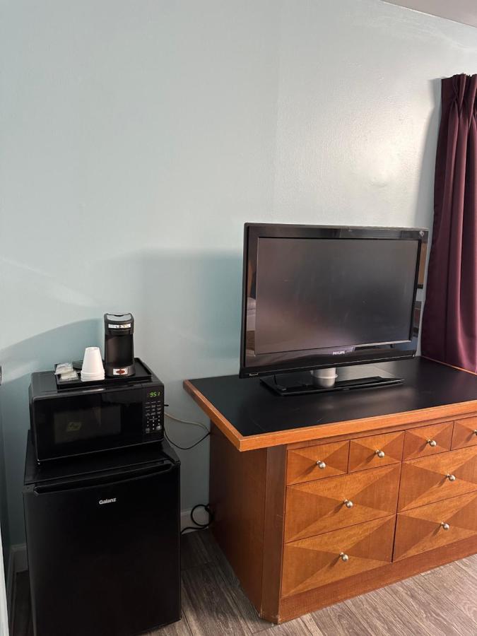 Standard King Room at Travel Inn & Suites