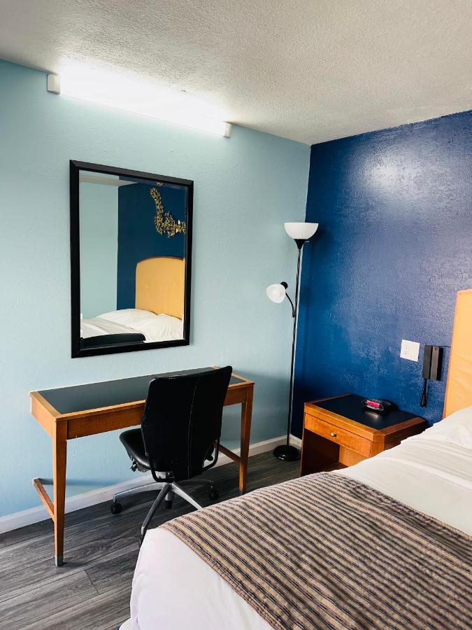 Standard Queen Room at Travel Inn & Suites