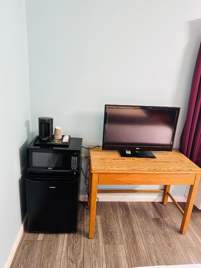 Standard Queen Room at Travel Inn & Suites