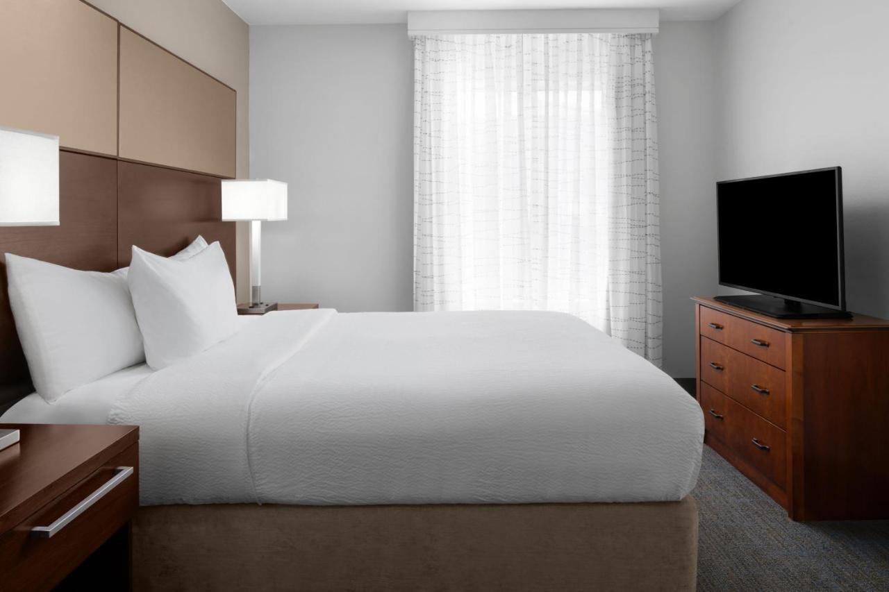One-Bedroom Queen Suite with Sofa Bed at Residence Inn By Marriott Santa Clarita Valencia