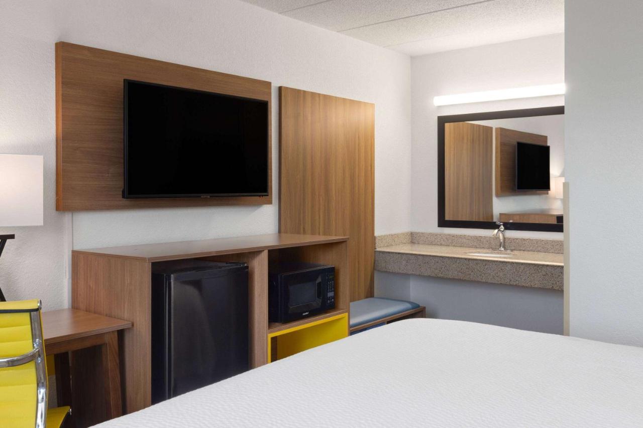 | OYO Hotel Indianapolis International Airport