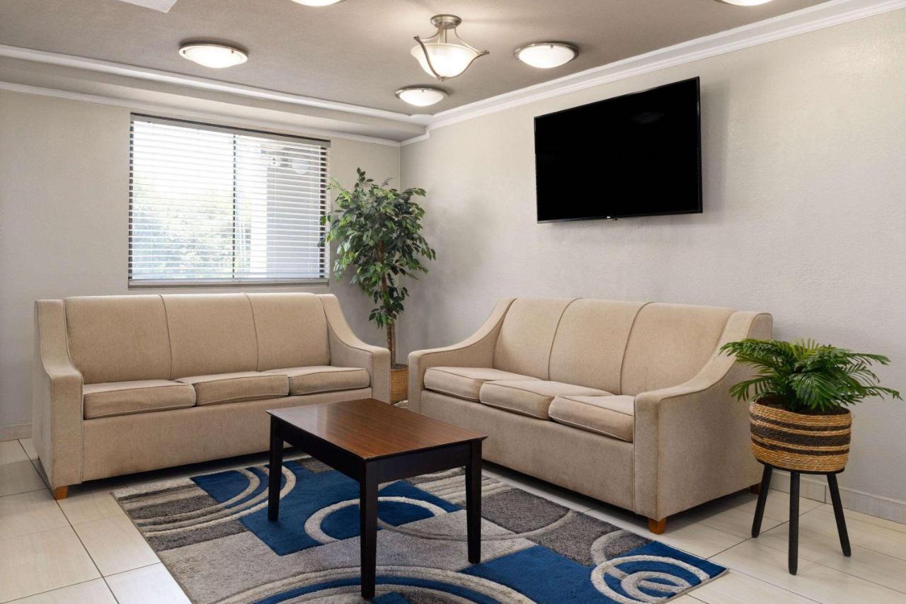 | OYO Hotel Indianapolis International Airport