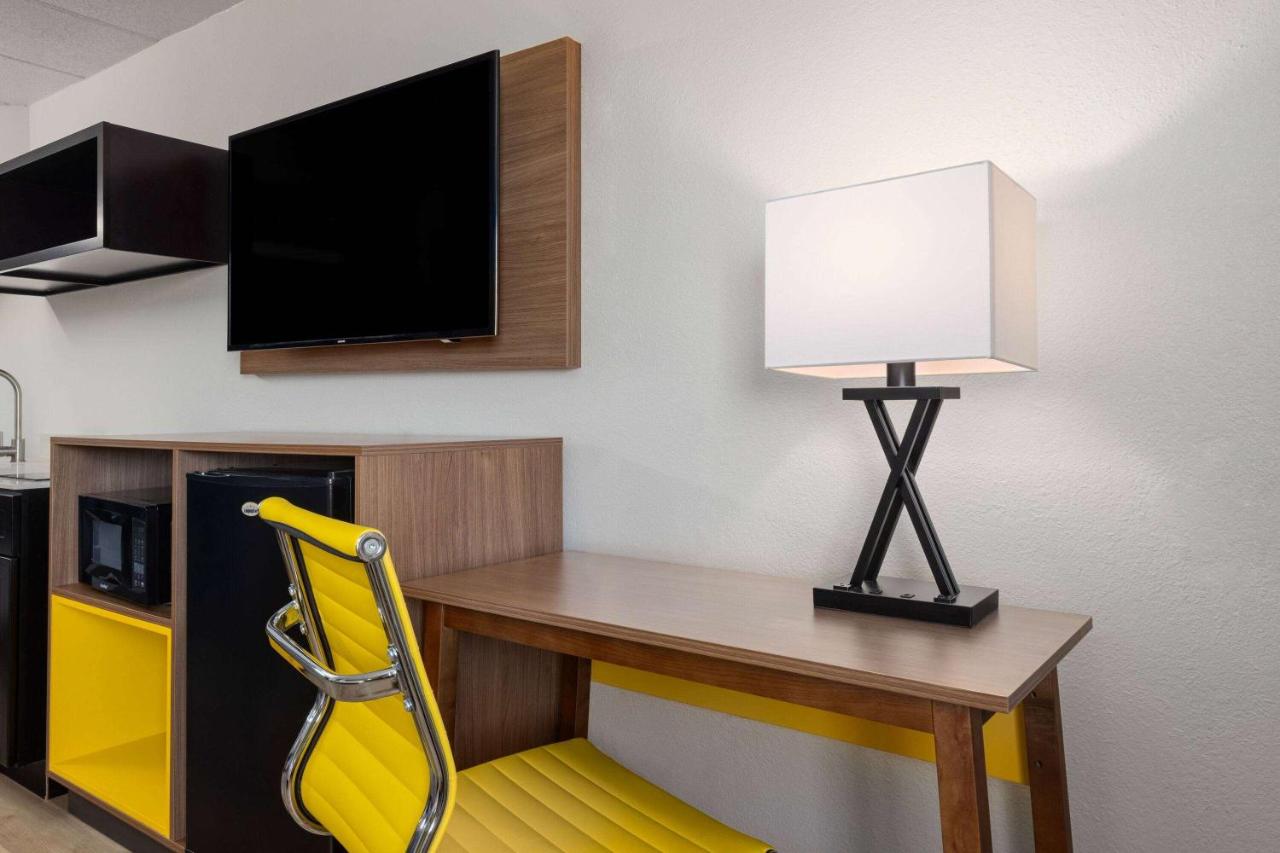 | OYO Hotel Indianapolis International Airport