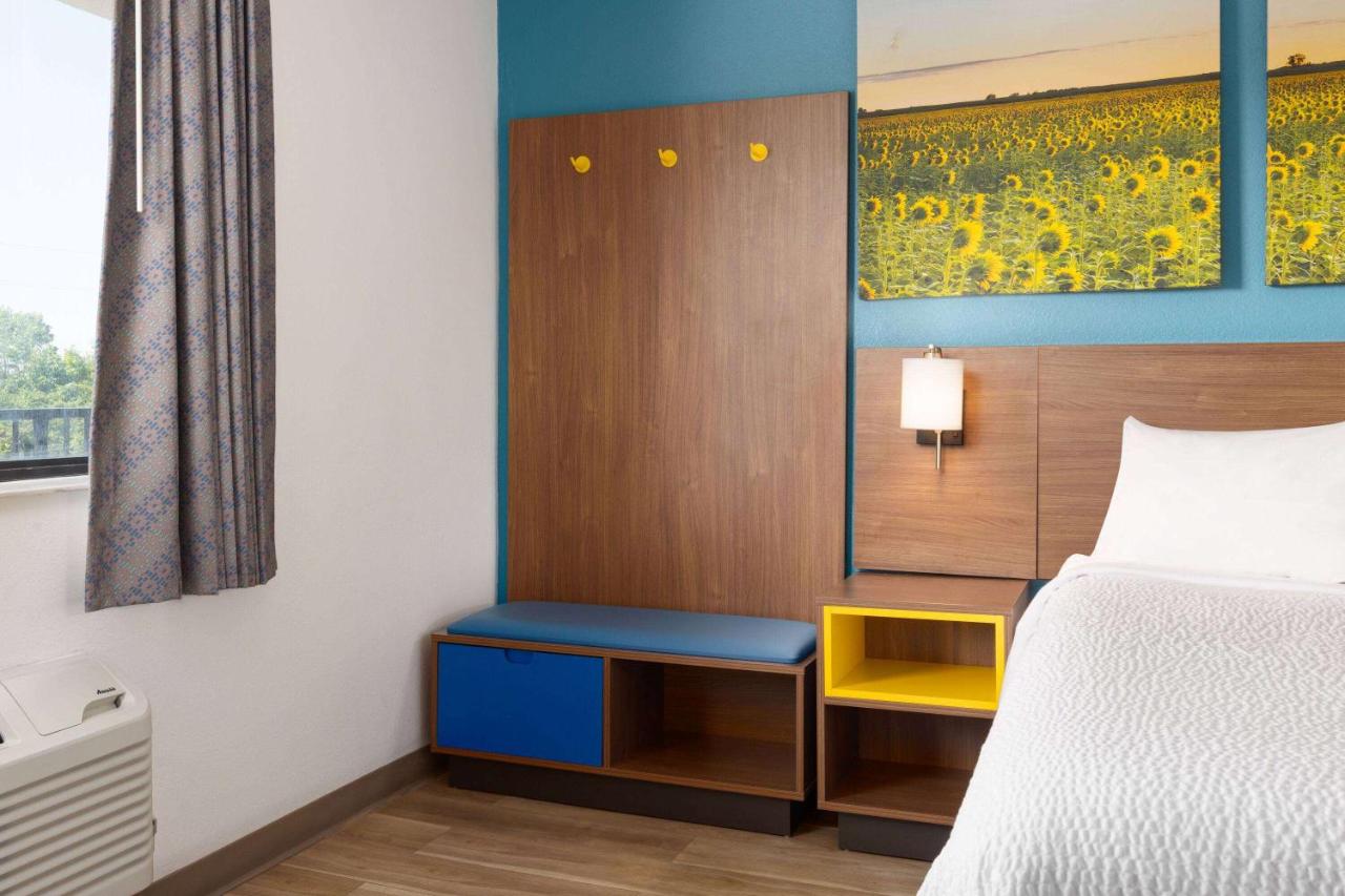 | OYO Hotel Indianapolis International Airport