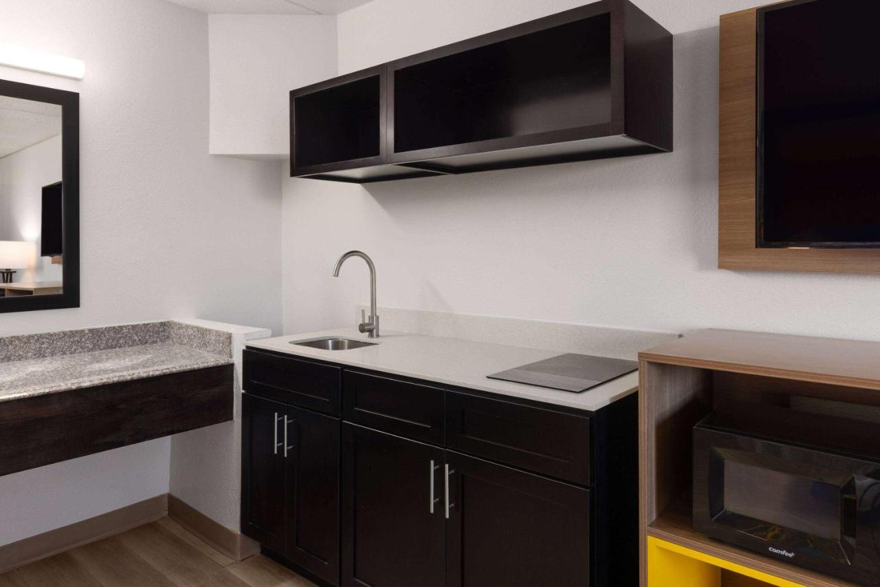 | OYO Hotel Indianapolis International Airport