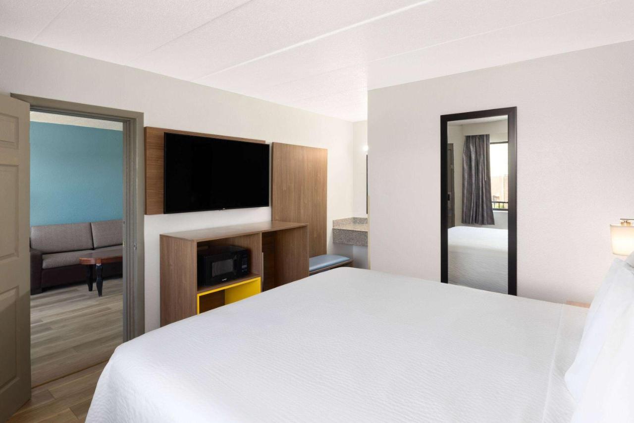 | OYO Hotel Indianapolis International Airport
