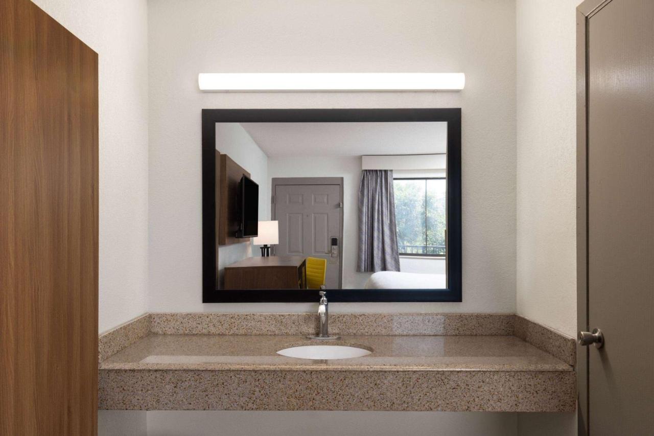 | OYO Hotel Indianapolis International Airport