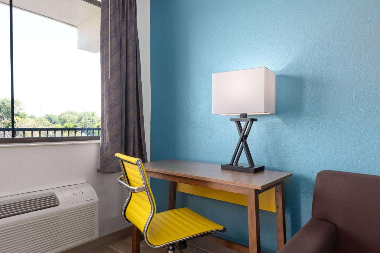 | OYO Hotel Indianapolis International Airport