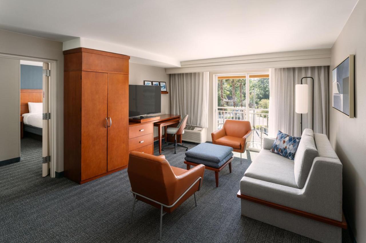1 Bedroom 2 room Suite, 1 King, Sofa bed at Courtyard Jacksonville Orange Park