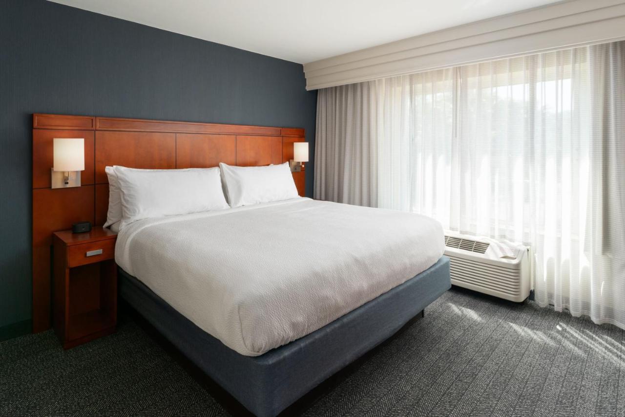 1 Bedroom 2 room Suite, 1 King, Sofa bed at Courtyard Jacksonville Orange Park