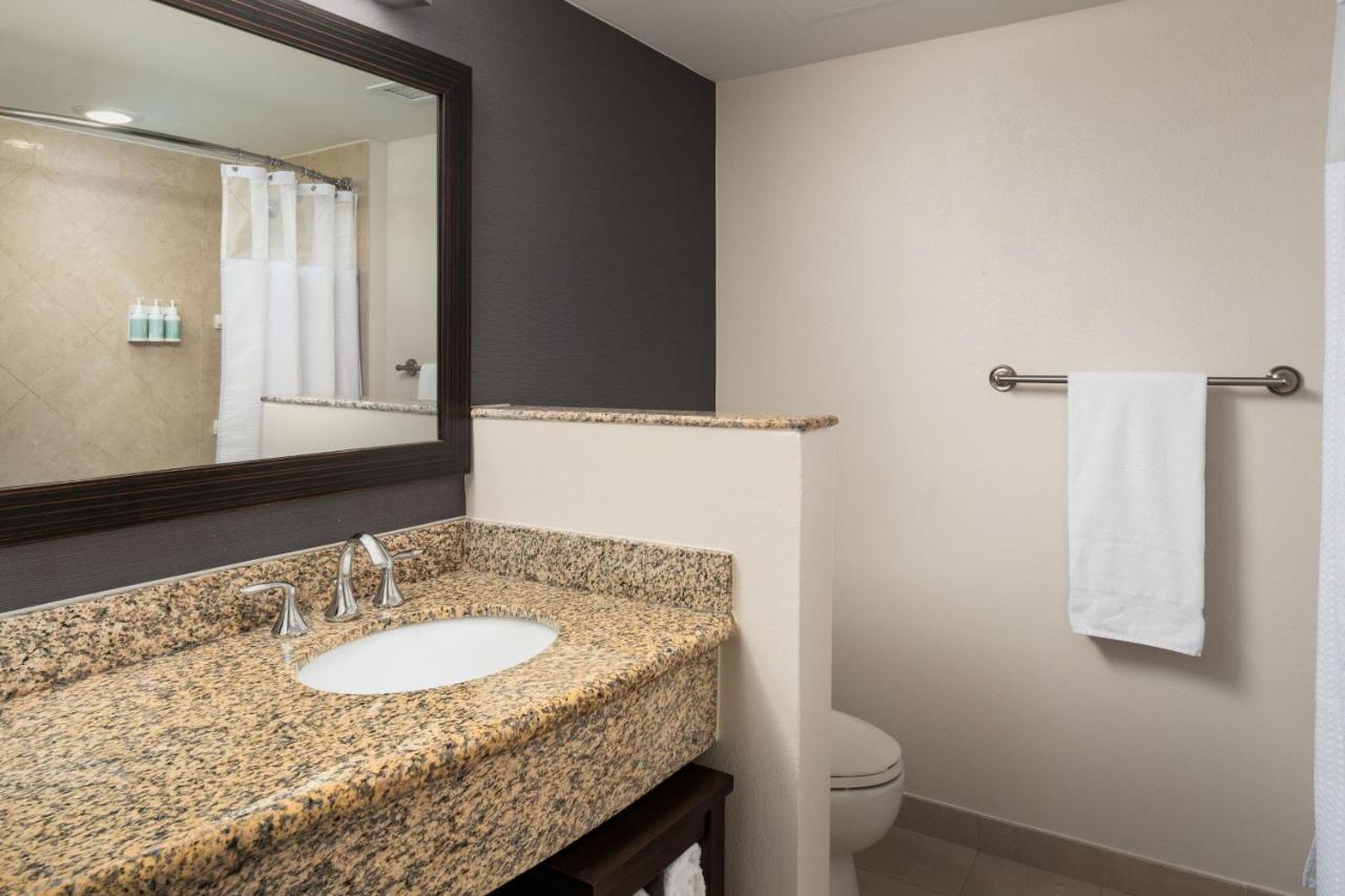 1 Bedroom 2 room Suite, 1 King, Sofa bed at Courtyard Jacksonville Orange Park