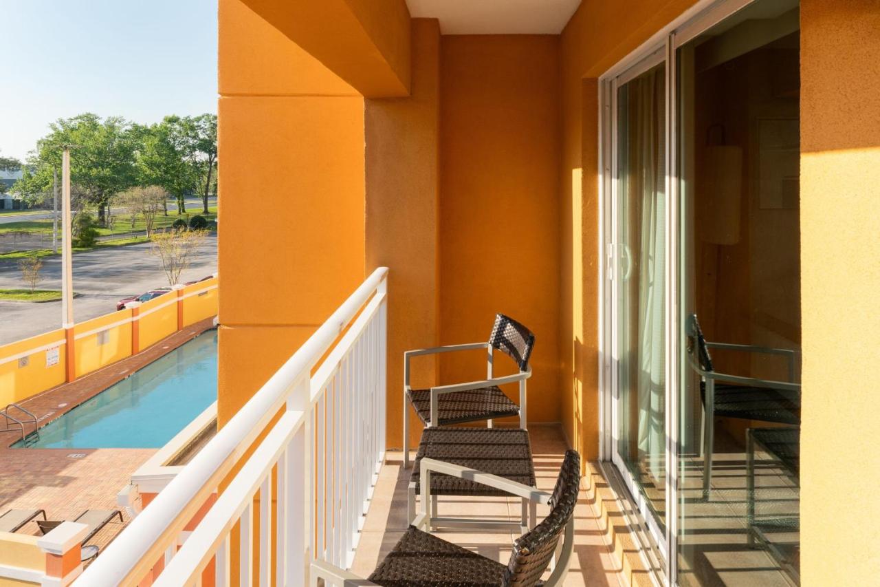 1 Bedroom 2 room Suite, 1 King, Sofa bed at Courtyard Jacksonville Orange Park