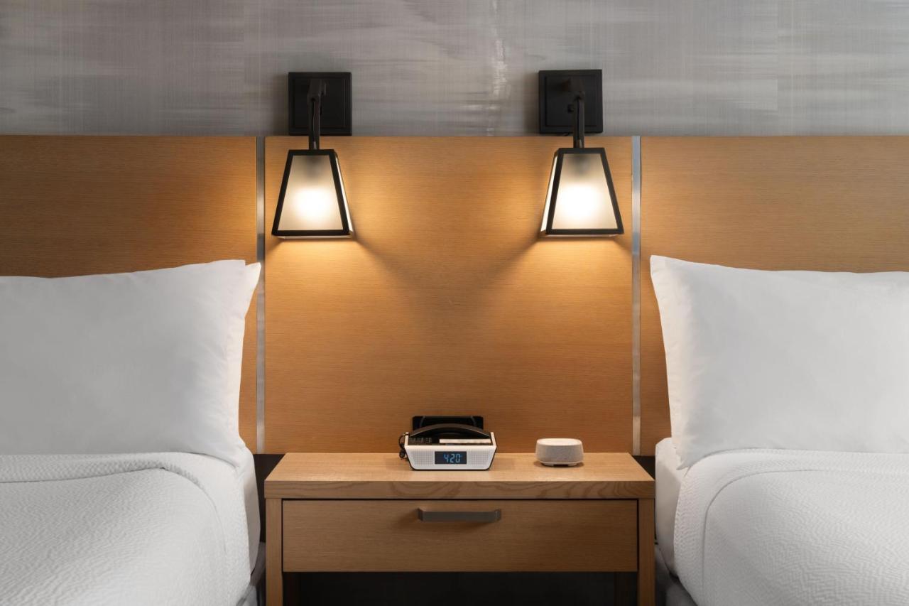 Queen Room at Courtyard by Marriott San Diego Gaslamp/Convention Center