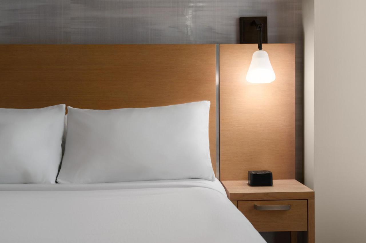 King Room at Courtyard by Marriott San Diego Gaslamp/Convention Center