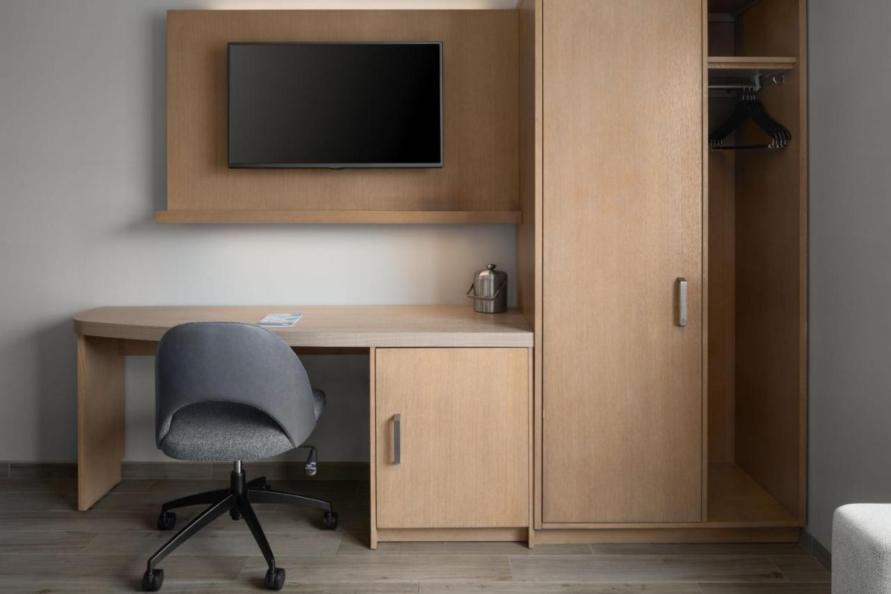 Executive King Suite at Courtyard by Marriott San Diego Gaslamp/Convention Center