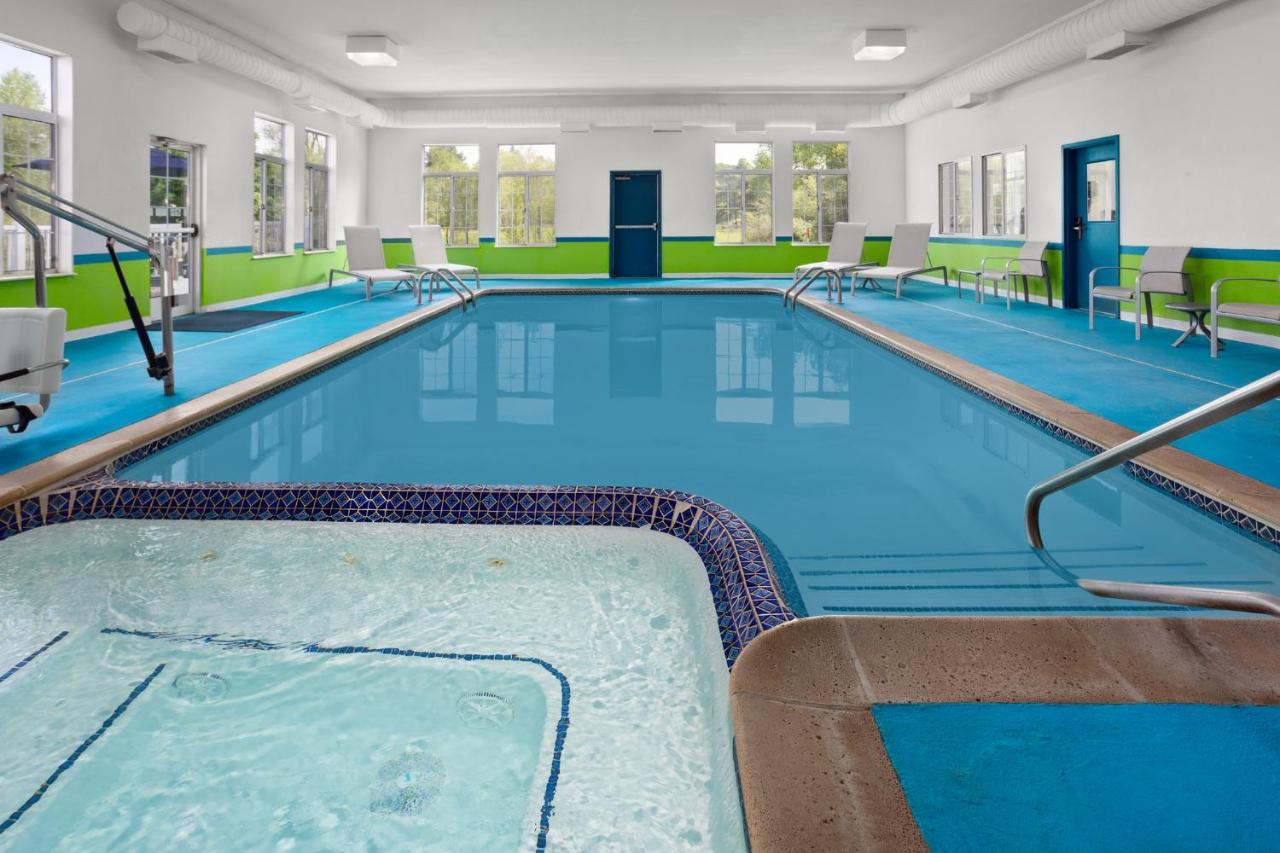 | Holiday Inn Express Hotel & Suites Acme-Traverse City, an IHG Hotel