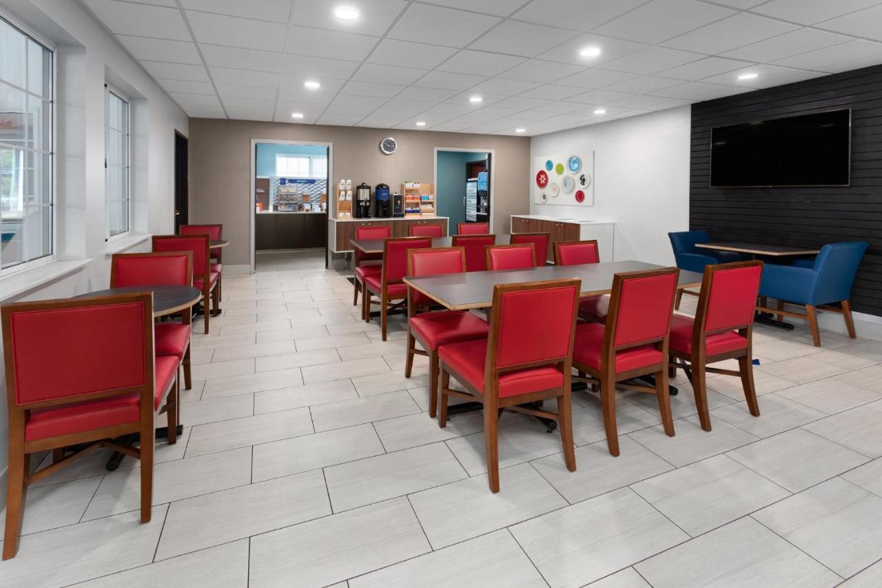 | Holiday Inn Express Hotel & Suites Acme-Traverse City, an IHG Hotel