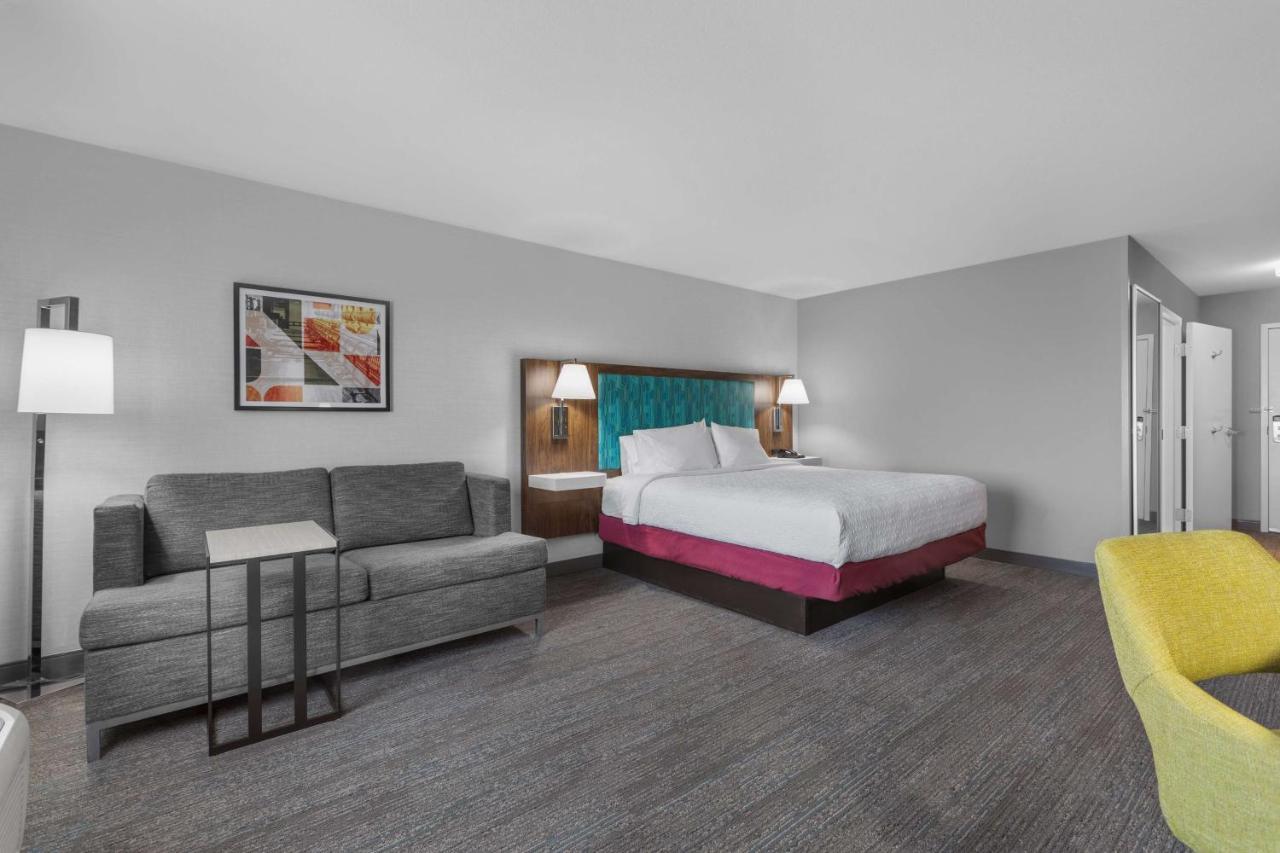 King Room Mobile/Hearing Accessible with Tub and Sofa Bed Non-Smoking at Hampton Inn Pendleton