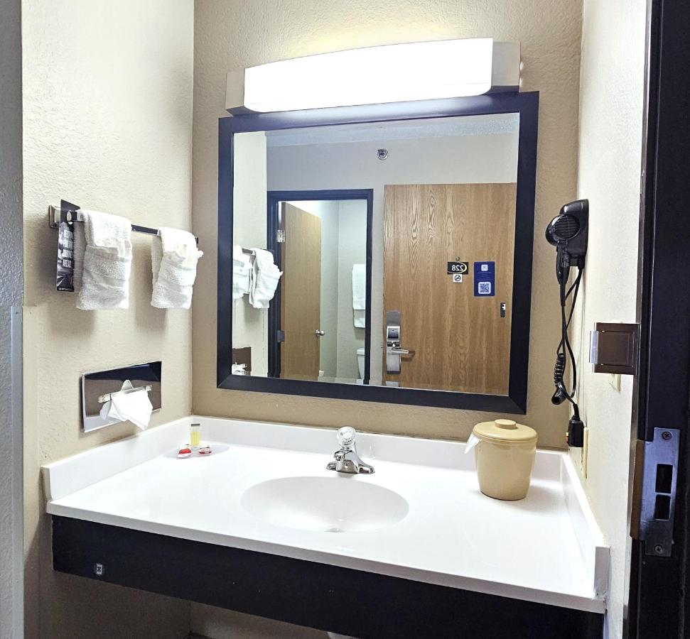 | Super 8 by Wyndham Elgin