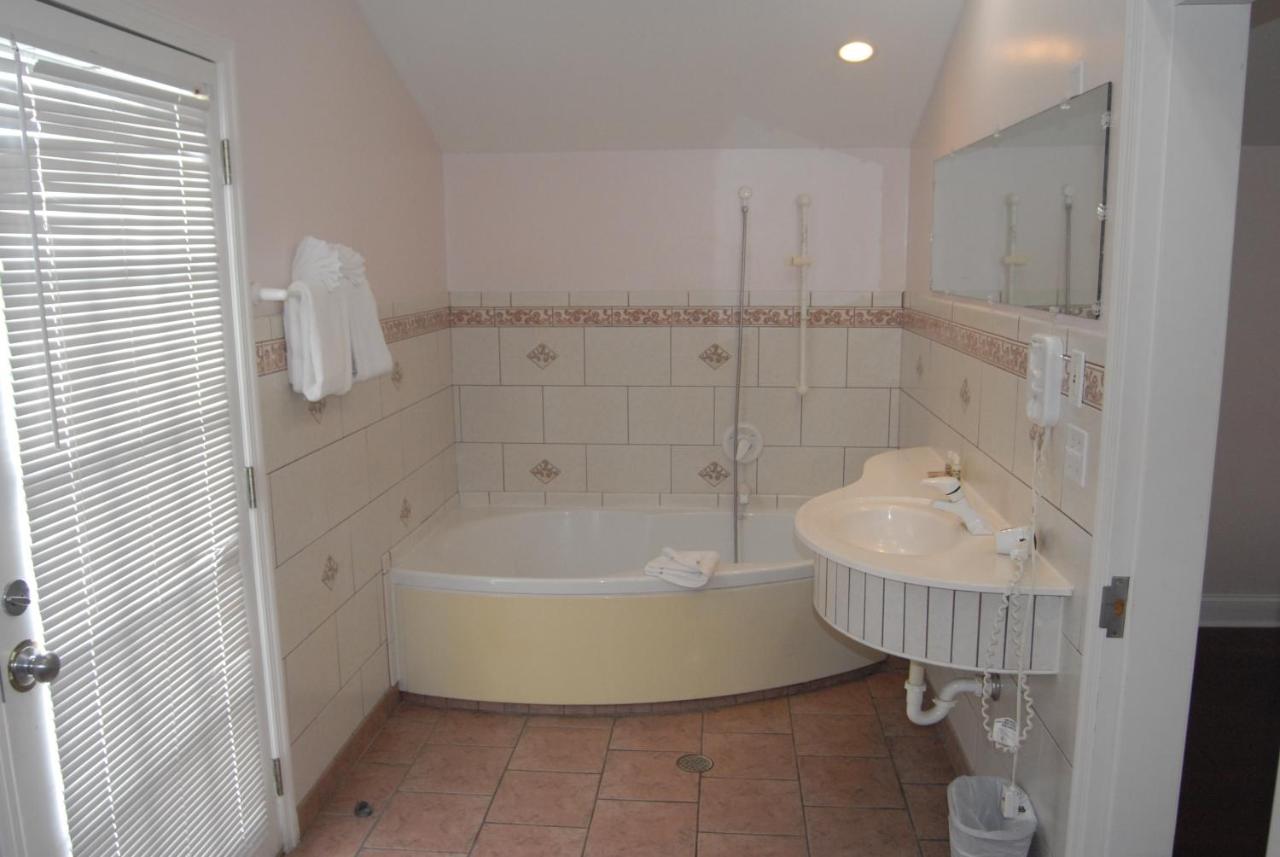 Queen Suite at Ibis Bay Beach Resort