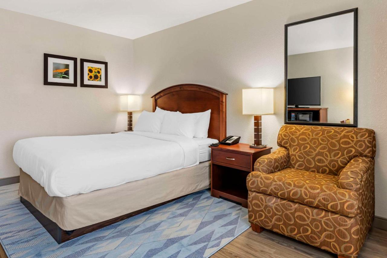 Queen Room - Accessible/Non-Smoking at Comfort Inn Albert Lea at Trails Travel Center