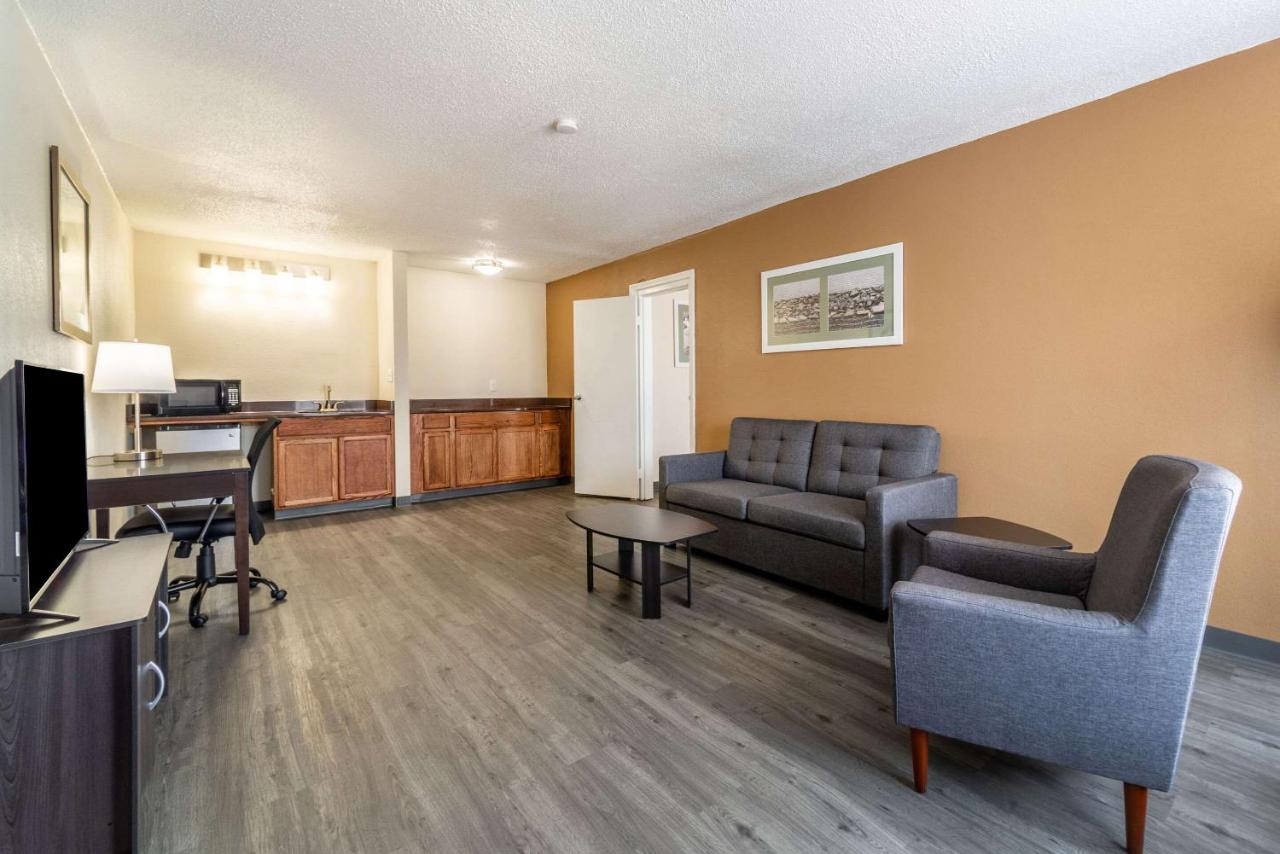 King Suite at Quality Inn & Suites Vandalia near I-70 and Hwy 51