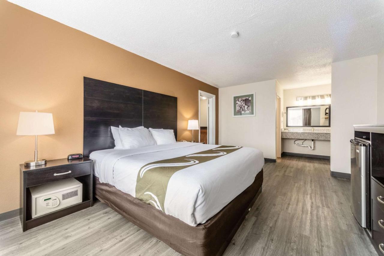 King Suite at Quality Inn & Suites Vandalia near I-70 and Hwy 51