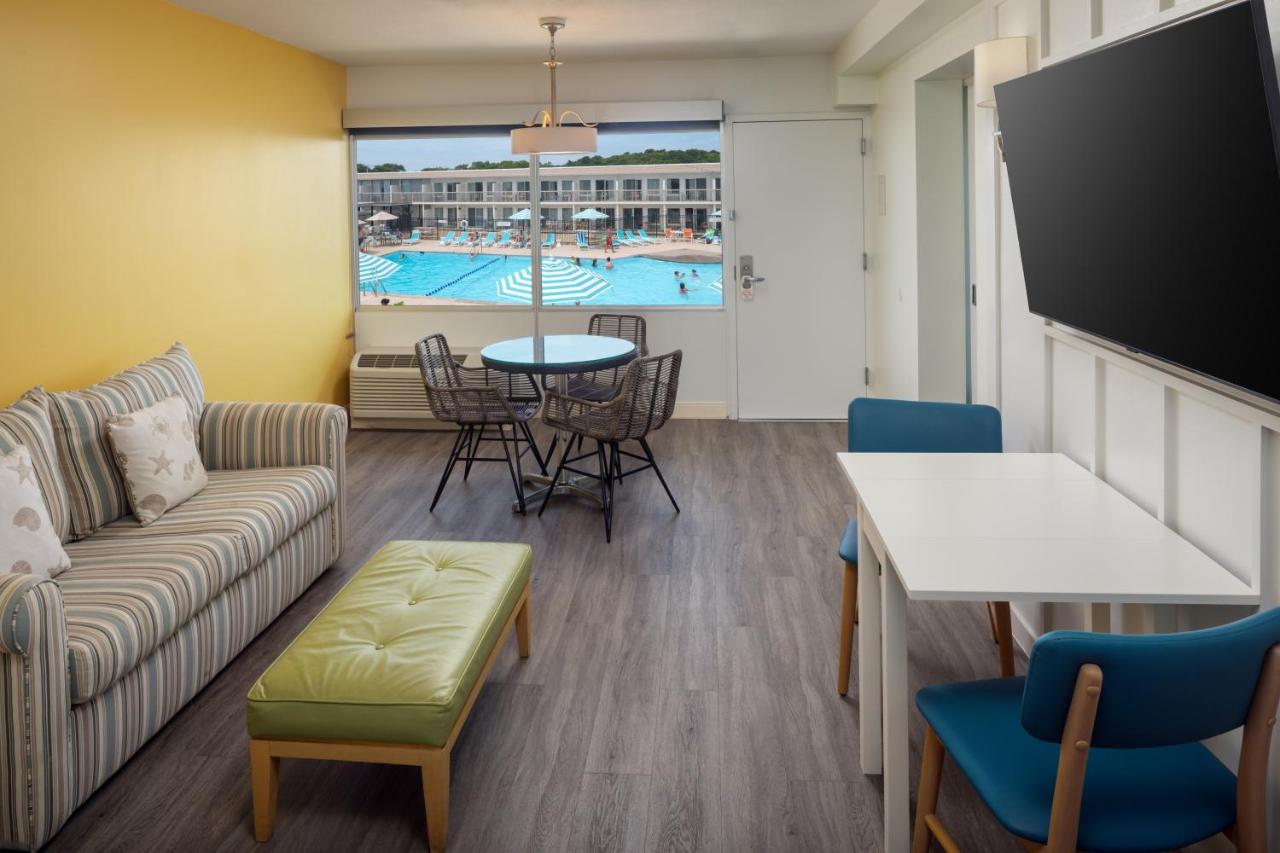 Deluxe King Courtyard Suite at Harbor Hotel Provincetown