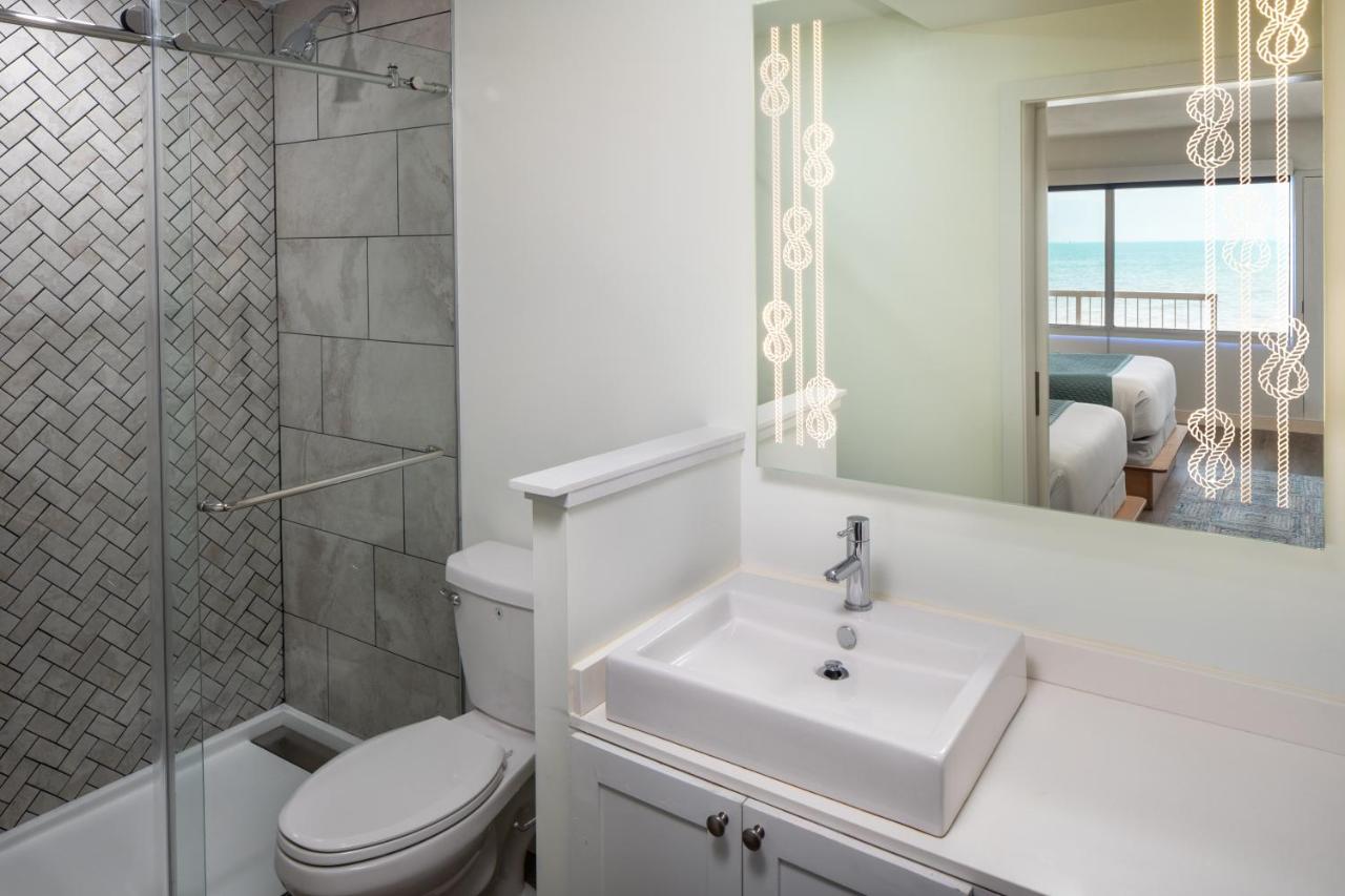 Bay View King Room at Harbor Hotel Provincetown